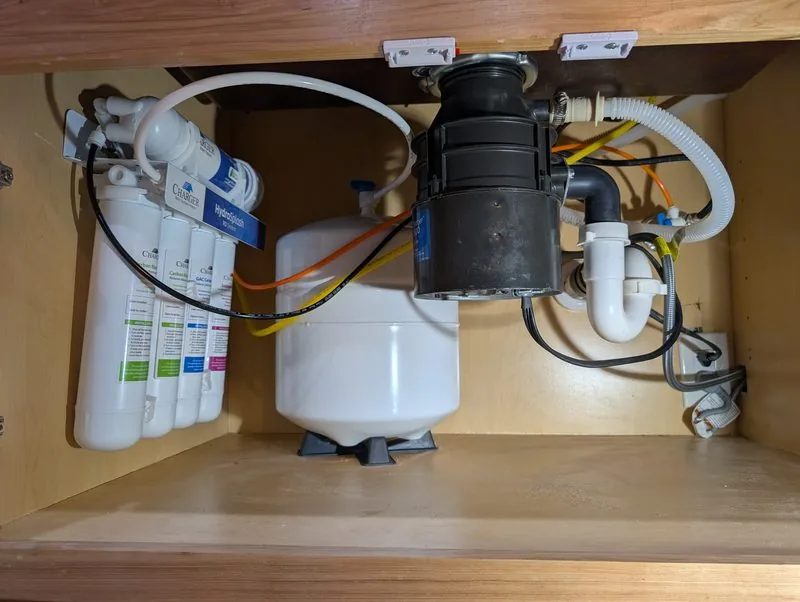 Under-sink reverse osmosis system for clean drinking water